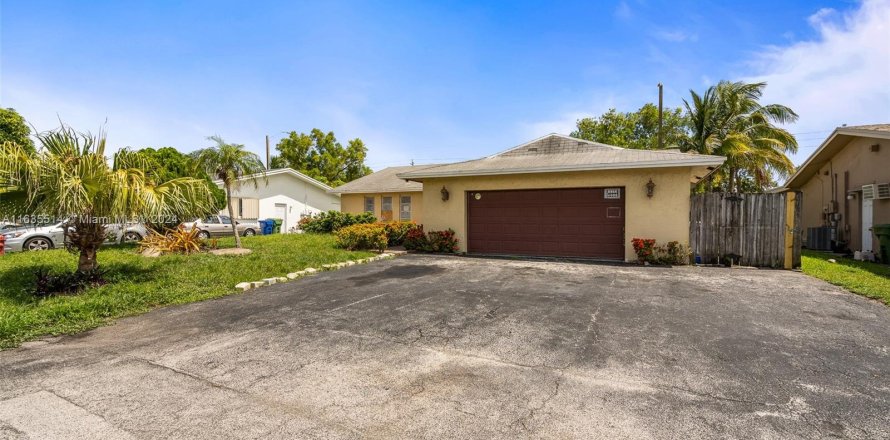 House in Fort Lauderdale, Florida 3 bedrooms, 152.36 sq.m. № 1305729