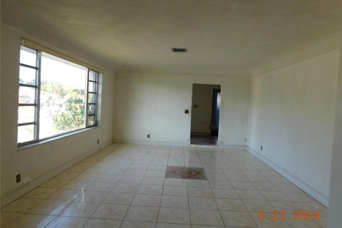 House in Oakland Park, Florida 4 bedrooms, 281.77 sq.m. № 1207592 - photo 14