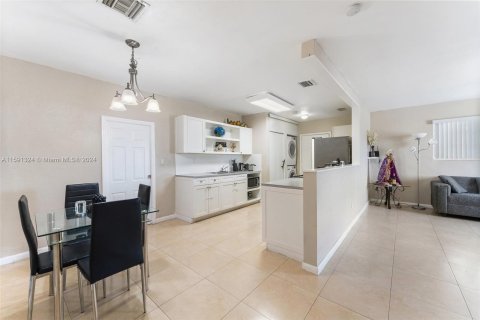 Casa en venta en Miami Gardens, Florida, 4 dormitorios, 113.9 m2 № 1181137 - foto 6