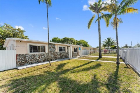 Casa en venta en Miami Gardens, Florida, 4 dormitorios, 113.9 m2 № 1181137 - foto 2