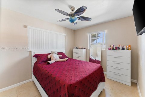 Casa en venta en Miami Gardens, Florida, 4 dormitorios, 113.9 m2 № 1181137 - foto 10