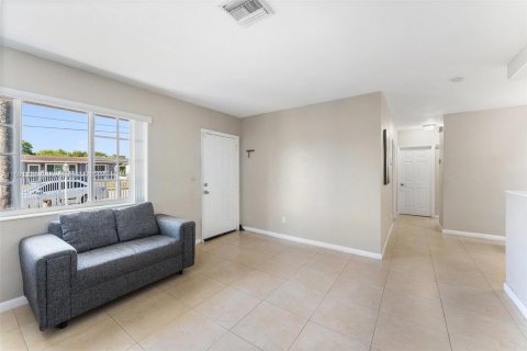 Casa en venta en Miami Gardens, Florida, 4 dormitorios, 113.9 m2 № 1181137 - foto 5