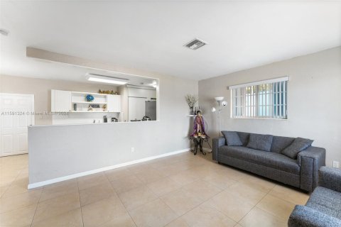 Casa en venta en Miami Gardens, Florida, 4 dormitorios, 113.9 m2 № 1181137 - foto 3