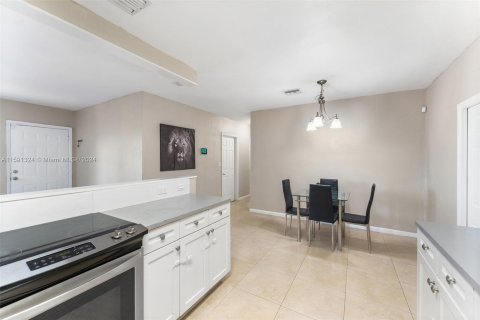 Casa en venta en Miami Gardens, Florida, 4 dormitorios, 113.9 m2 № 1181137 - foto 9