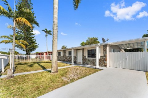 Casa en venta en Miami Gardens, Florida, 4 dormitorios, 113.9 m2 № 1181137 - foto 1