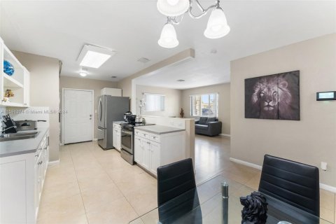 Casa en venta en Miami Gardens, Florida, 4 dormitorios, 113.9 m2 № 1181137 - foto 7