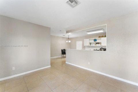 Casa en venta en Miami Gardens, Florida, 4 dormitorios, 113.9 m2 № 1181137 - foto 4