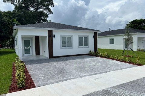 House in Hallandale Beach, Florida 3 bedrooms, 137.5 sq.m. № 1391926 - photo 1