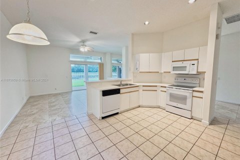 House in Weston, Florida 4 bedrooms, 174.93 sq.m. № 1391979 - photo 11