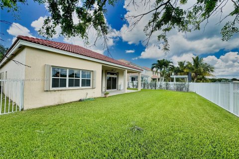 House in Weston, Florida 4 bedrooms, 174.93 sq.m. № 1391979 - photo 3