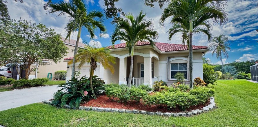 House in Weston, Florida 4 bedrooms, 174.93 sq.m. № 1391979