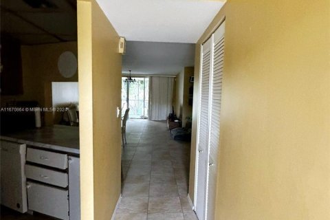 Condo in Miami, Florida, 2 bedrooms  № 1391975 - photo 4