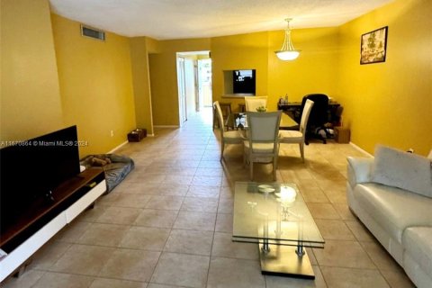 Condo in Miami, Florida, 2 bedrooms  № 1391975 - photo 10