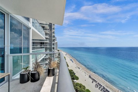 Condominio en venta en Sunny Isles Beach, Florida, 1 dormitorio, 103.12 m2 № 1172778 - foto 1