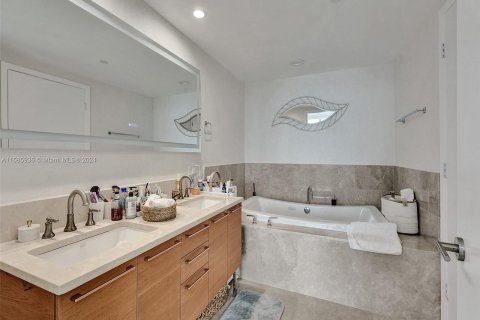 Condominio en venta en Sunny Isles Beach, Florida, 1 dormitorio, 103.12 m2 № 1172778 - foto 11