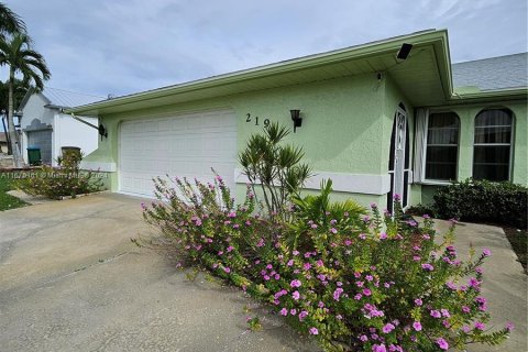 House in Cape Coral, Florida 3 bedrooms № 1388279 - photo 2