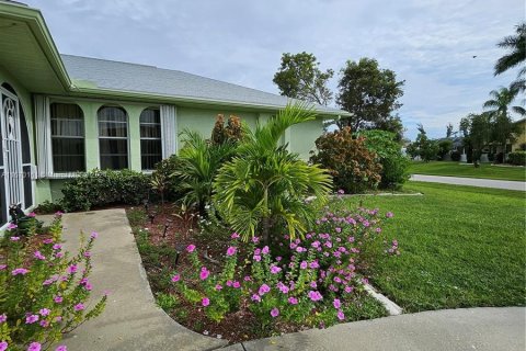 House in Cape Coral, Florida 3 bedrooms № 1388279 - photo 3