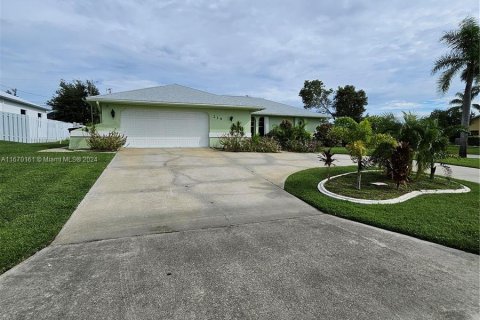 House in Cape Coral, Florida 3 bedrooms № 1388279 - photo 4