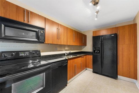 Condo in Hollywood, Florida, 2 bedrooms  № 1388267 - photo 7