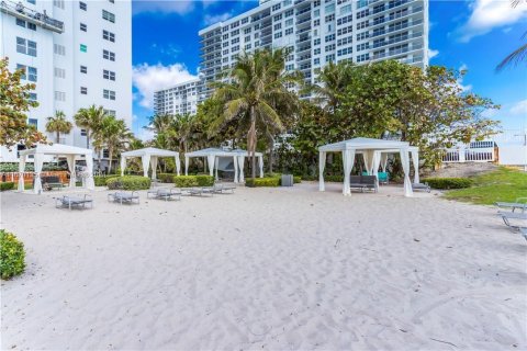 Copropriété à vendre à Hollywood, Floride: 2 chambres, 110.18 m2 № 1388267 - photo 16