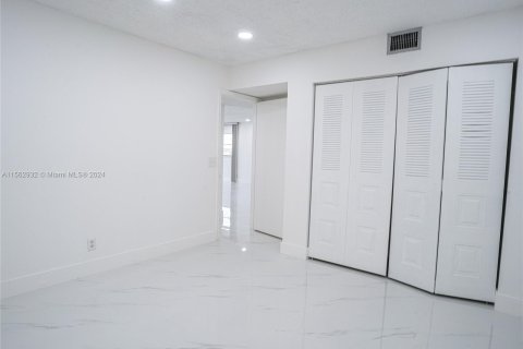 Condominio en venta en Pembroke Pines, Florida, 2 dormitorios, 140 m2 № 1098041 - foto 11