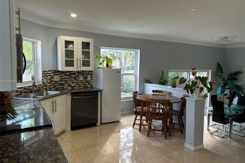 Villa ou maison à vendre à Pembroke Pines, Floride: 4 chambres, 240.34 m2 № 829954 - photo 12
