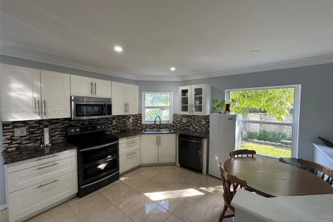 Villa ou maison à vendre à Pembroke Pines, Floride: 4 chambres, 240.34 m2 № 829954 - photo 11