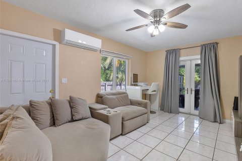 Propiedad comercial en venta en Miami Springs, Florida, 269.04 m2 № 1013875 - foto 22