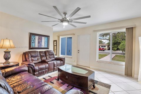 Immobilier commercial à vendre à Miami Springs, Floride: 269.04 m2 № 1013875 - photo 6