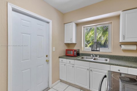 Propiedad comercial en venta en Miami Springs, Florida, 269.04 m2 № 1013875 - foto 27