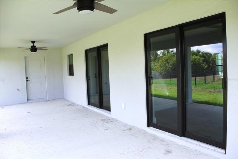 House in Port Charlotte, Florida 4 bedrooms, 177.16 sq.m. № 224062 - photo 27