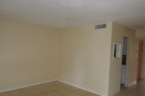 Condo in Lauderdale Lakes, Florida, 1 bedroom  № 1183247 - photo 14