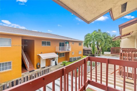 Townhouse in Hialeah, Florida 2 bedrooms, 76.64 sq.m. № 1347682 - photo 11