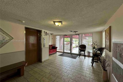 Condo in Lauderhill, Florida, 2 bedrooms  № 1004420 - photo 3