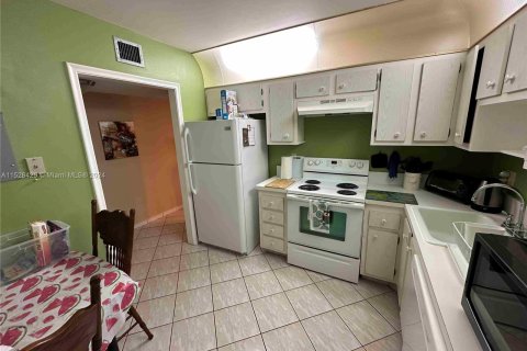 Condo in Lauderhill, Florida, 2 bedrooms  № 1004420 - photo 15