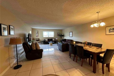 Condo in Lauderhill, Florida, 2 bedrooms  № 1004420 - photo 4