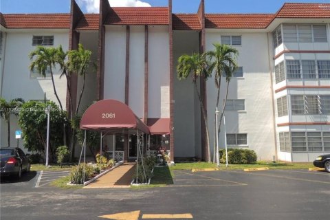 Condo in Lauderhill, Florida, 2 bedrooms  № 1004420 - photo 1