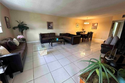 Copropriété à vendre à Lauderhill, Floride: 2 chambres, 110.09 m2 № 1004420 - photo 13