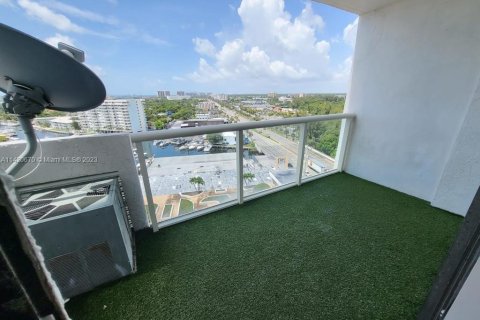 Condominio en venta en North Miami, Florida, 1 dormitorio, 68.75 m2 № 616208 - foto 2