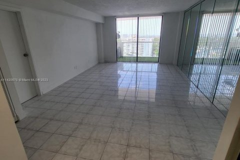 Condominio en venta en North Miami, Florida, 1 dormitorio, 68.75 m2 № 616208 - foto 12