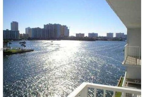 Condo in North Miami Beach, Florida, 1 bedroom  № 1381658 - photo 4