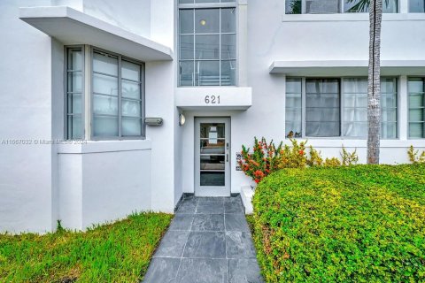 Condo in Miami Beach, Florida  № 1381703 - photo 1