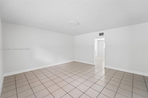 Immobilier commercial à vendre à Pinecrest, Floride: 1477.7 m2 № 949618 - photo 18