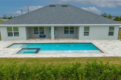Villa ou maison à vendre à Cape Coral, Floride: 4 chambres № 866031 - photo 1