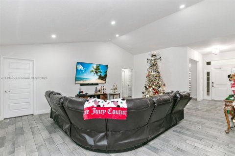 Casa en venta en Cape Coral, Florida, 4 dormitorios № 866031 - foto 15