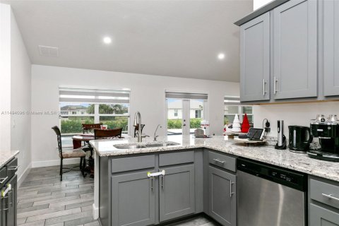Casa en venta en Cape Coral, Florida, 4 dormitorios № 866031 - foto 19