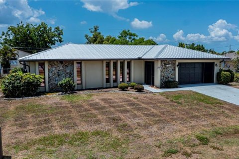 House in Port Charlotte, Florida 3 bedrooms, 161.09 sq.m. № 1341578 - photo 1