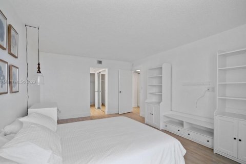 Condo in Sunny Isles Beach, Florida, 2 bedrooms  № 607849 - photo 18