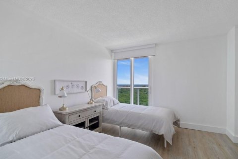 Condo in Sunny Isles Beach, Florida, 2 bedrooms  № 607849 - photo 16