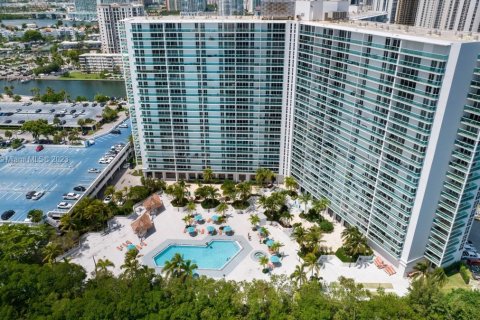 Copropriété à vendre à Sunny Isles Beach, Floride: 2 chambres, 126.07 m2 № 607849 - photo 1